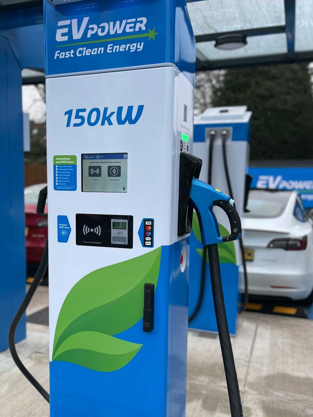 Ladestation für Elektroautos mit Zahlungsoptionen und Anweisungen.